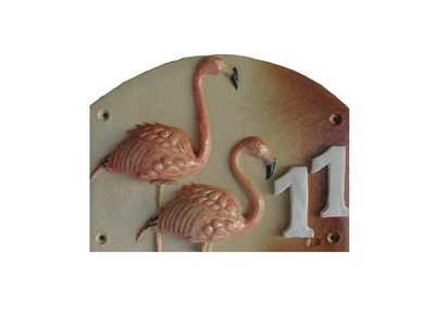 Plaque de maison rectangulaire décorée par des flamands rose.