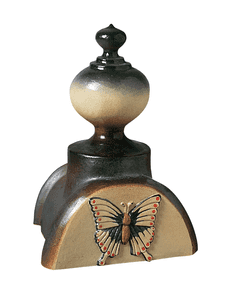 Epis de faitage en forme de boule avec une décoration papillon.