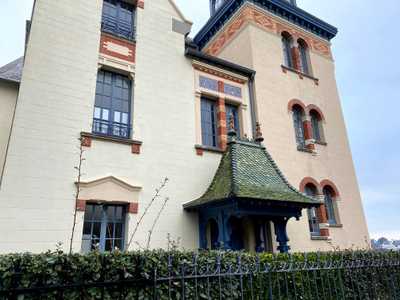 Façade de la villa Kérozar avec son porche