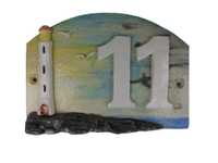 Plaque de maison rectangulaire décorée par un phare sur un ciel ensoleillé peint.