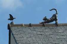 Epis de faitage représentant un chat qui s'étire sur un toit.